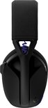 Zijaanzicht van een zwarte Logitech G gaming headset met paarse veer en stoffen hoofdband, op witte achtergrond.