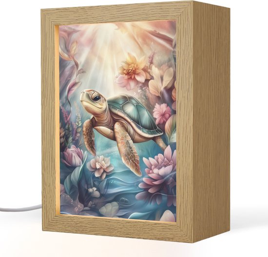 Houten lamp met schildpad in bloemen en planten onder water.