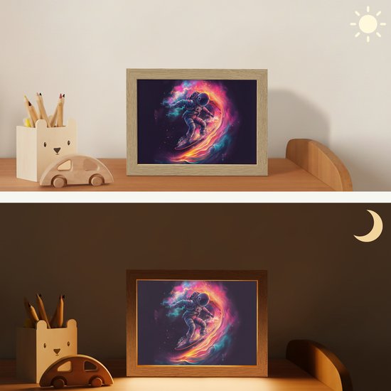 Nachtlampje 20x15 cm - Kinder lampje - Astronaut - Ruimte - Surfen - Kleurrijk - Tafellamp kinderkamer - Slaapkamer lamp - Bedlamp kinderen - Kinderlampje stopcontact - Wandlamp babykamer - Nachtlampjes van Merkloos — afbeelding 4