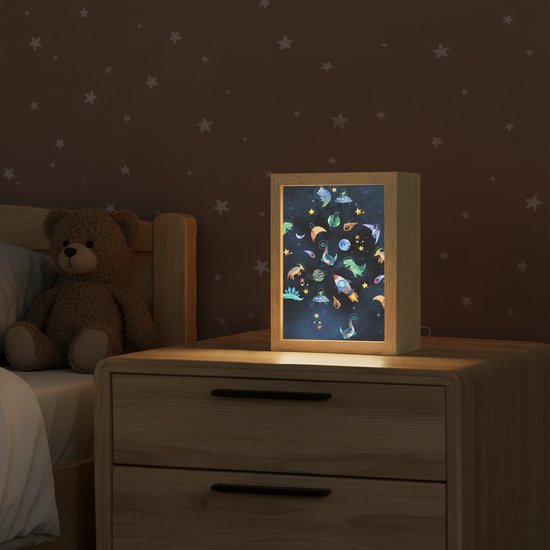 Nachtlampje 15x20 cm - Kinder lampje - Ruimte - Dino - Dinosaurus - Jongens - Tafellamp kinderkamer - Slaapkamer lamp - Bedlamp kinderen - Kinderlampje stopcontact - Wandlamp babykamer - Nachtlampjes van Merkloos — afbeelding 2
