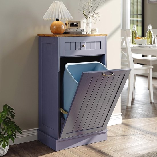 Grijze kantelbare prullenbak kast met houten blad, lade, en open kantelbare deur met blauwe prullenbak, in een woonruimte.