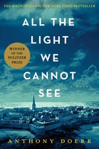 Couverture du livre 'All the Light We Cannot See' avec un ciel, une ville côtière et le titre.