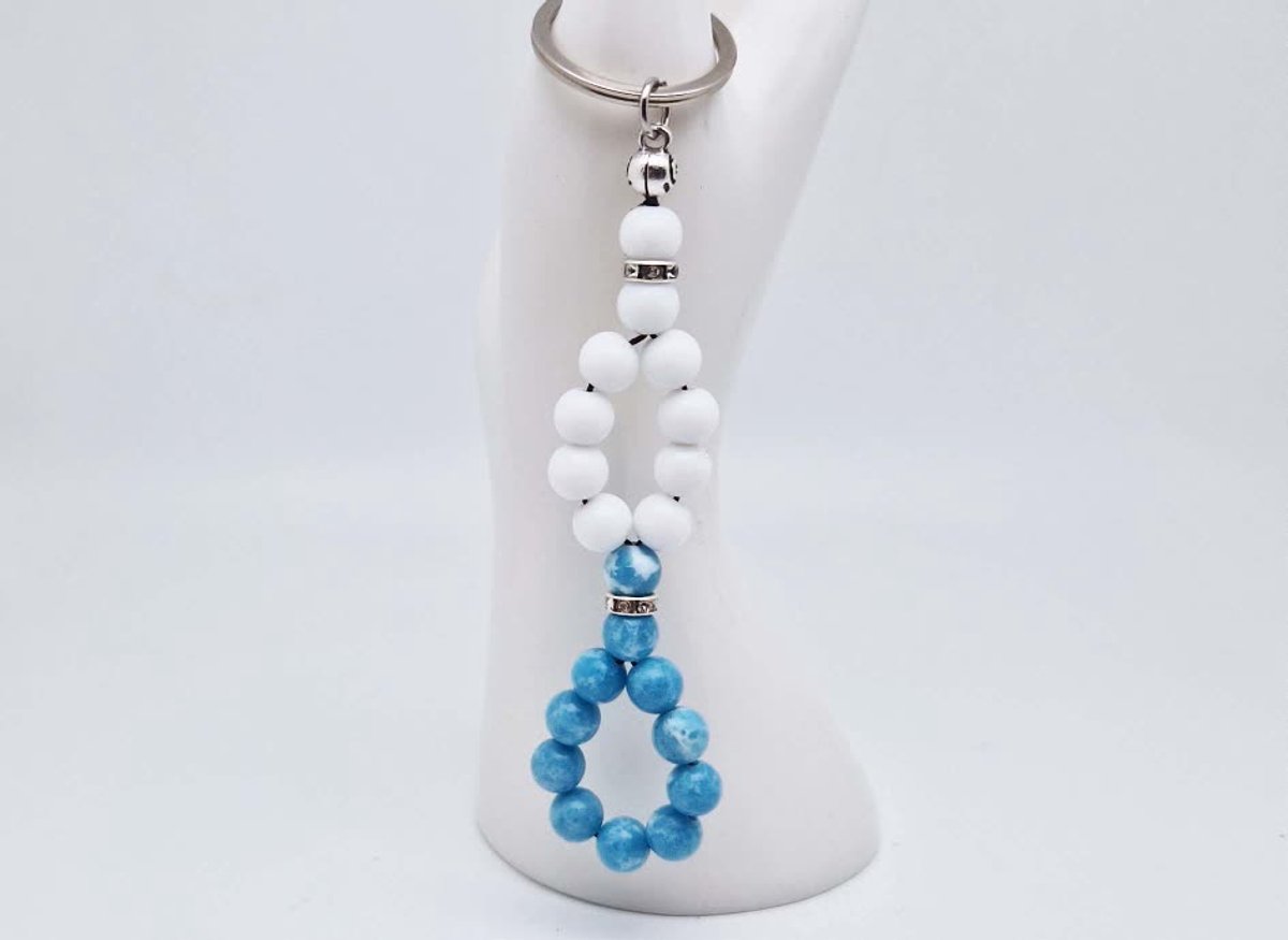 Handgemaakte Vis sleutelhanger van natuursteen " Witte Agaat-Blauwe Agaat" en metaal - diameter kralen 8mm - Aantal stenen21- Een mooi cadeau-idee en een bijzonder aandenken