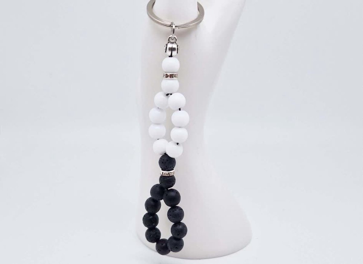 Handgemaakte Vis sleutelhanger van natuursteen " Witte Agaat-Lava Donker" en metaal - diameter kralen 8mm - Aantal stenen21- Een mooi cadeau-idee en een bijzonder aandenken