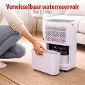 Een persoon verwijdert het 2,5 liter waterreservoir uit een witte Alpina luchtontvochtiger.