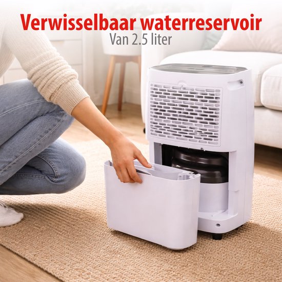 Een persoon verwijdert het 2,5 liter waterreservoir uit een witte Alpina luchtontvochtiger.