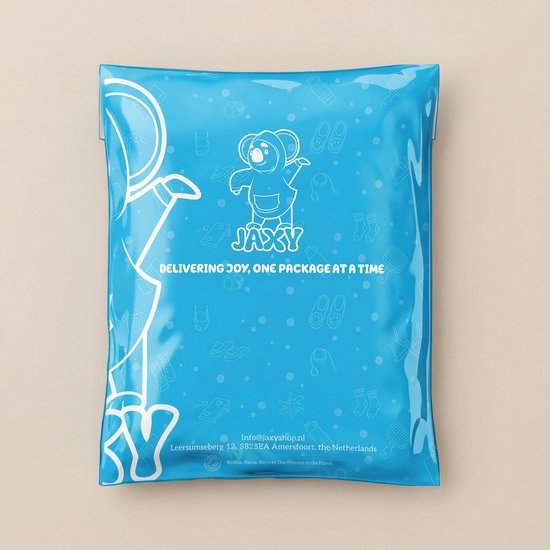 Blauwe Jaxy verpakking met witte opdruk van een koala, schoenen, sokken en andere iconen. De tekst 'DELIVERING JOY, ONE PACKAGE AT A TIME' staat erop.