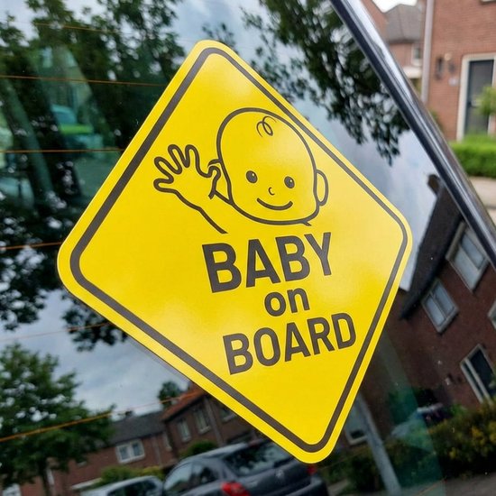 Gele baby on board sticker met opstaande hand en lachend gezichtje.