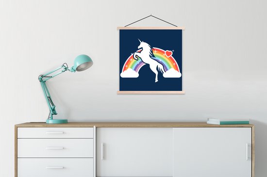illustration d'une licorne blanche devant un arc en ciel sur fond bleu affiche scolaire lattes plates vierges 90x90 cm - Tirage photo sur poster textielposter (décoration murale salon / chambre)