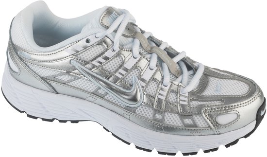 Witte Nike P-6000 K sneaker met zilverkleurige accenten en veters.