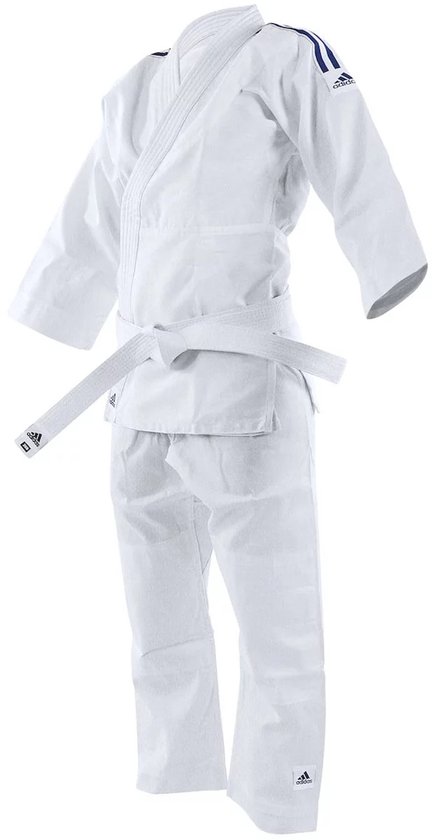 Kimono de judo blanc avec rayures Adidas bleues sur les épaules et une ceinture blanche.