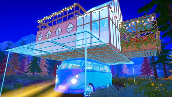 Een blauwe camper onder een glazen structuur versierd met lampjes, in een bos.