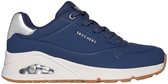 Donkerblauwe Skechers sneaker met zilveren detail op de hiel en een beige zool met luchtdemping.