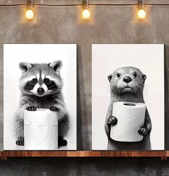 Set van 2 Canvas Posters 'Wasbeer en Otter' - 30x40cm - Zonder Lijst - toiletrol - wc-rol - grappig- humor - zwart wit - Decoratie