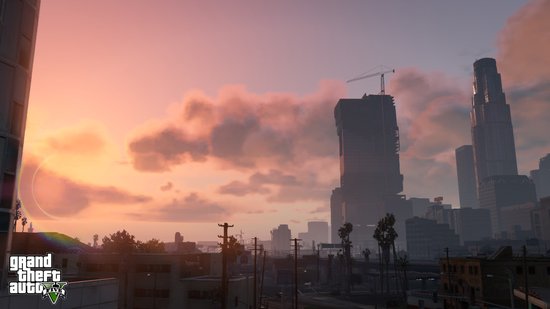 Zonsondergang met roze wolken boven een stad met wolkenkrabbers in aanbouw.