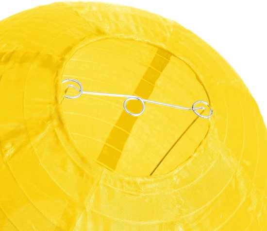 Gele papieren lampion met zilverkleurig metalen frame.