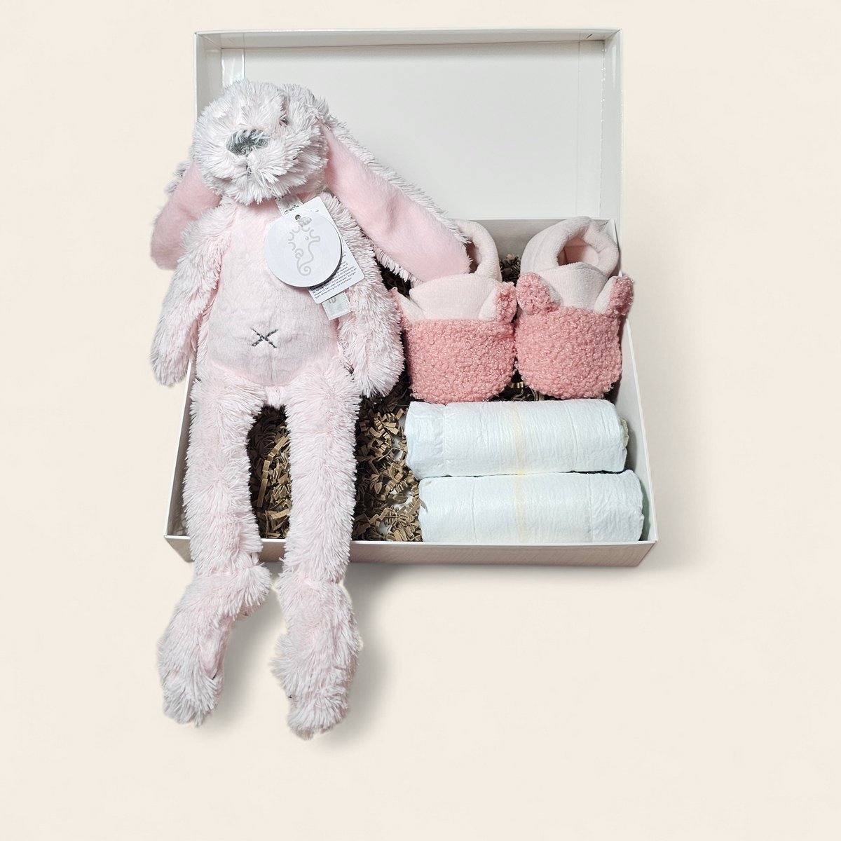 Luxe kraamcadeau meisje – met luiers, Apollo slofjes en Richie knuffel 28 cm