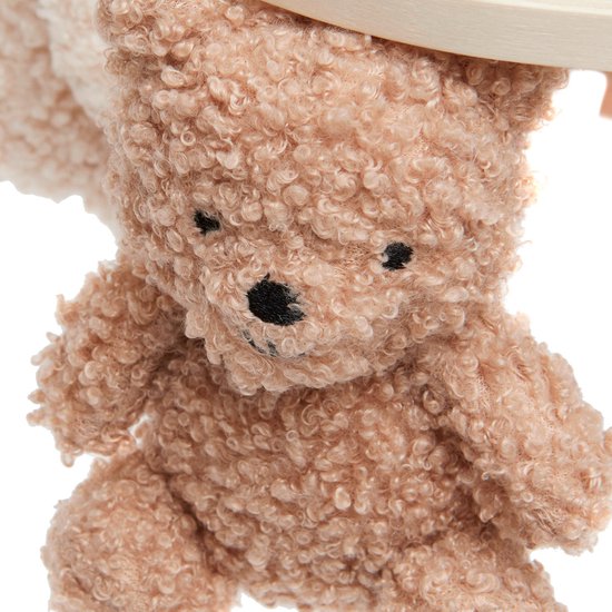 Bruine teddybeer mobiel met een schattig gezichtje en krullend bont.