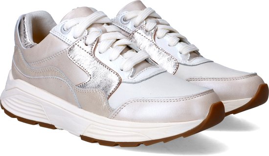 Lichtgrijze leren dames sneakers met parelmoer details en zilverkleurige accenten.