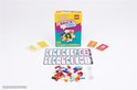 LEGO Brick Like This! spel met doos, gekleurde steentjes, kaarten, zandloper en pionnen op witte achtergrond.