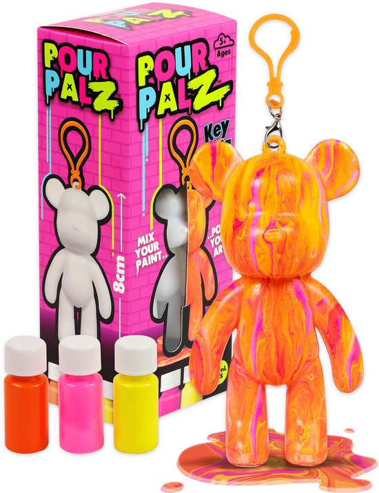 Oranje en roze gegoten beren sleutelhanger met verf en doos.