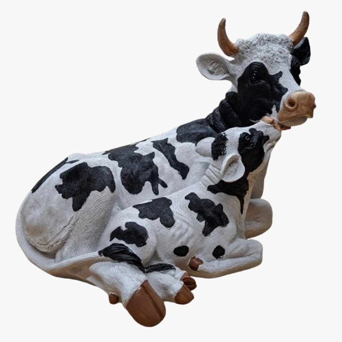 Koe met kalf beeld - Boerderijdieren - liggend - woonaccessoires - decoratief - polystone - 31cm hoog - 25cm lang
