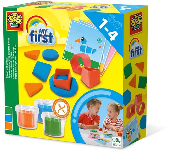 SES Creative - My First - Klei met uitsteekvormen - Klei vormpjes - 3 kleuren Klei - inclusief voorbeeldkaarten - glutenvrij - makkelijk uitwasbaar – vanaf 1 jaar