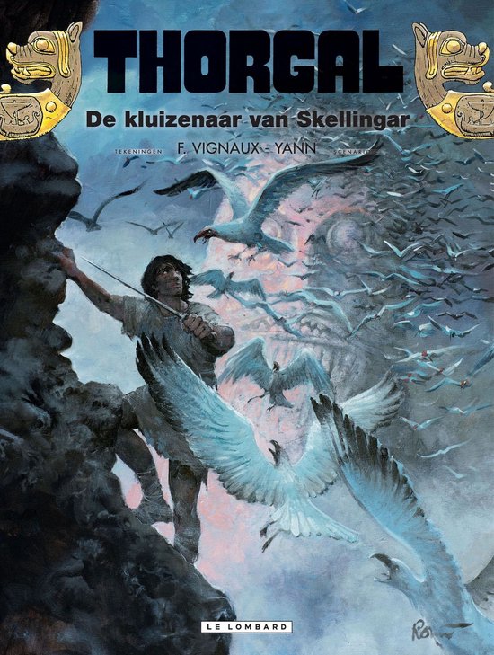Cover van Thorgal 37: De kluizenaar van Skellingar, met Thorgal die een rots beklimt te midden van een zwerm meeuwen.