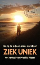 Een vrouw staat op het strand bij zonsondergang, met de tekst 'Ziek Uniek' en 'Eén op de miljoen, maar niet alleen'.