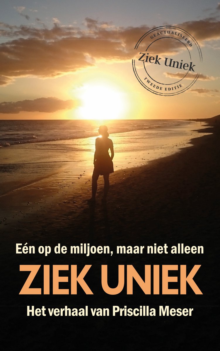 Een vrouw staat op het strand bij zonsondergang, met de tekst 'Ziek Uniek' en 'Eén op de miljoen, maar niet alleen'.