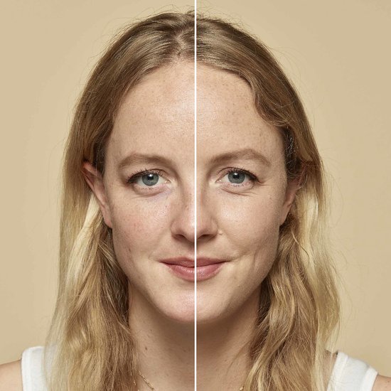 Vergelijking van huid vóór en na aanbrengen van L'Oréal foundation bij een blond model.