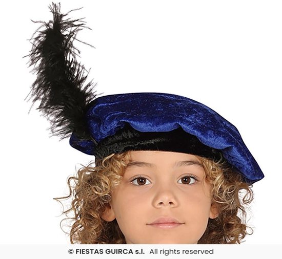 Jongen met krullend haar draagt een blauwe baret met zwarte veer.