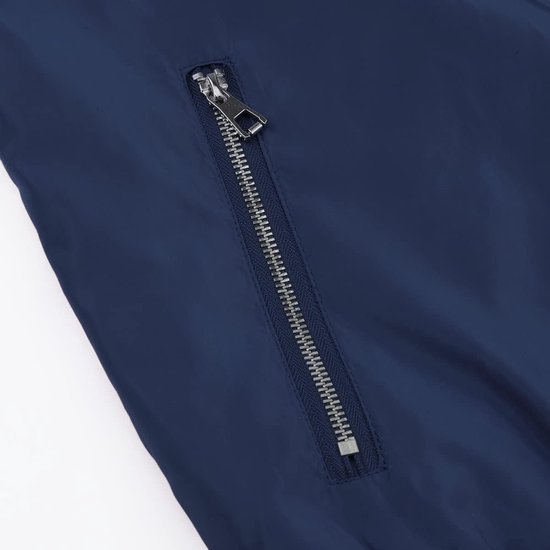 Detail van een ritszak op de mouw van een donkerblauwe bomberjas.