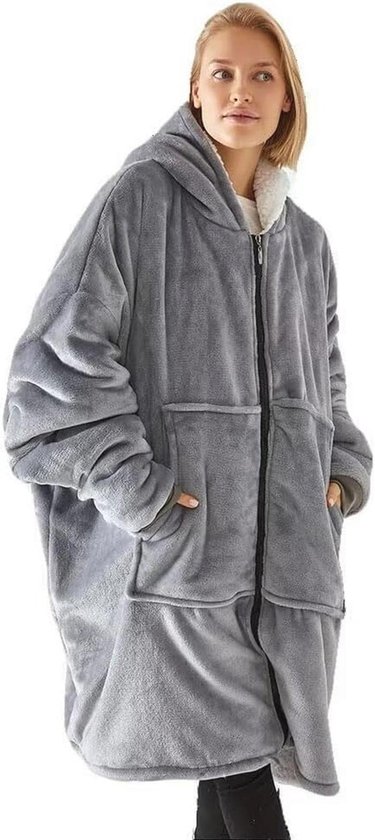 Grijze oversized hoodie-deken met ritssluiting, voorzakken en witte sherpa-voering voor extra warmte.