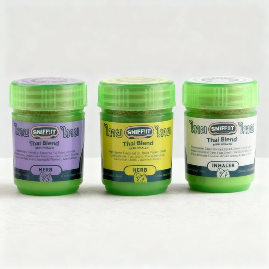Drie SNIFFIT Thai Blend inhalers met groene doppen, op een witte achtergrond.