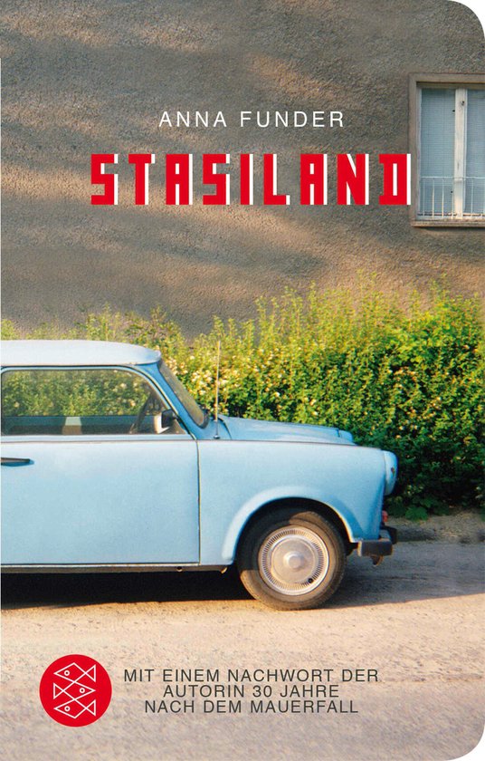 Boek kaft met de titel 'Stasiland' door Anna Funder, met een lichtblauwe Trabant op de voorgrond.