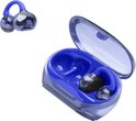 Blauwe JBL oordopjes met oorclips in een open blauwe oplader.