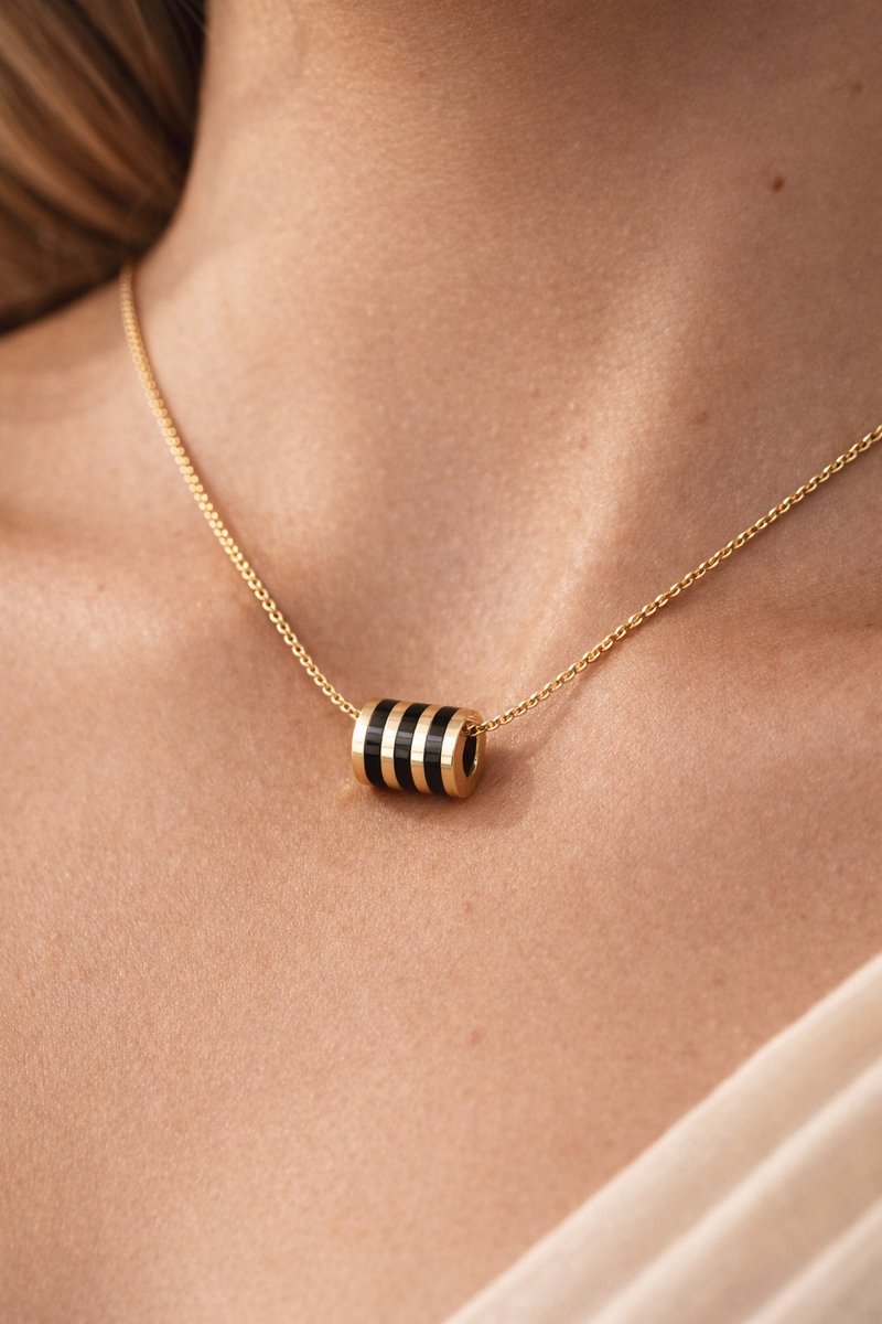Lundholm Ketting Dames Goud Verguld – Premium Stainless Steel Gold Plated – Maja Serie – Goudkleurige Fijne Ketting met Ronde Bedel (40 cm) – Waterproof & Hypoallergeen – Inclusief Luxe Geschenkverpakking