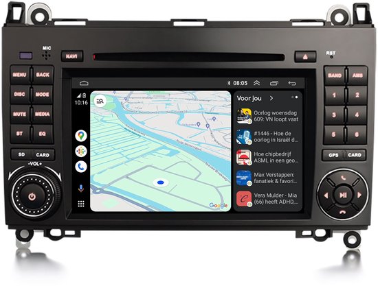 Zwarte autoradio met touchscreen die de navigatie-app van Google Maps toont met route-informatie en nieuwsberichten.