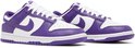Paarse en witte Nike Dunk Low sneakers met witte veters en een witte zool.