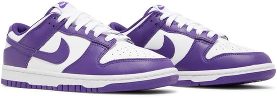 Paarse en witte Nike Dunk Low sneakers met witte veters en een witte zool.