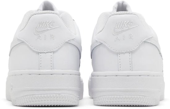 Achterkant van twee witte Nike Air Force 1 sneakers, met de Nike Air logo's op de hiel.
