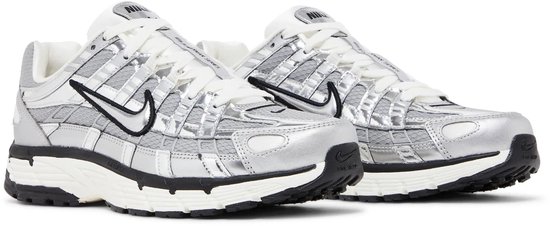 Zilverkleurige Nike P-6000 sneakers met witte veters en zwarte zolen.