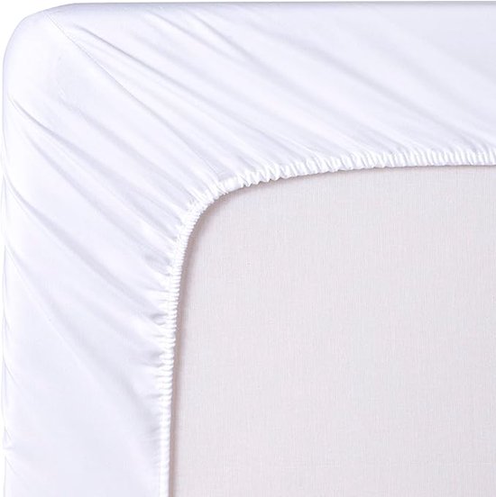 Drap-housse blanc ajusté avec élastique sur le bord.
