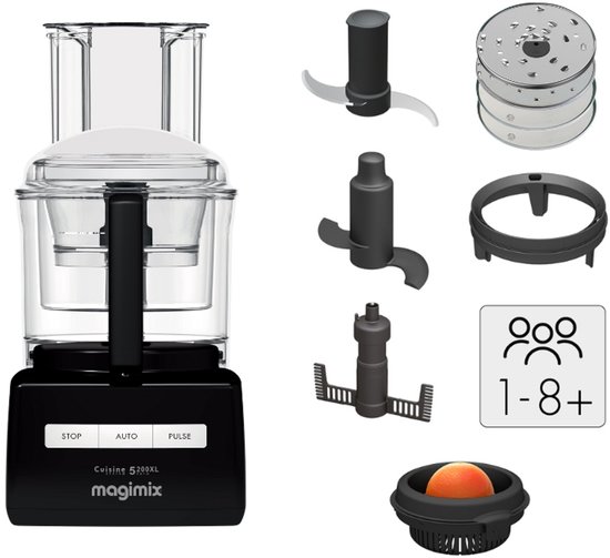 Zwarte Magimix keukenmachine met diverse accessoires en een sinaasappel.