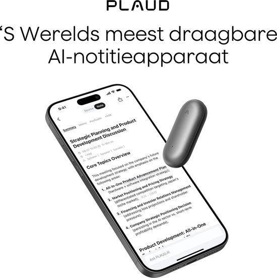 Plaud AI-notitieapparaat naast een smartphone die een strategische planning discussie toont.