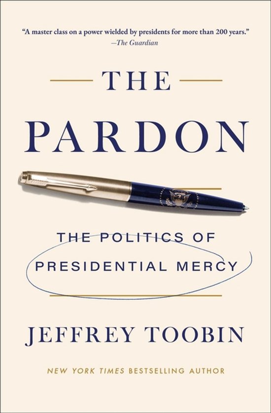Boek 'The Pardon: The Politics of Presidential Mercy' van Jeffrey Toobin, met een pen met het presidentiële zegel.