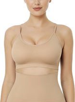 Close-up van een beige naadloze sportbeha met verstelbare bandjes en een brede, gladde band onder de buste.