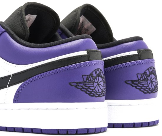 Achterkant van paarse en witte Nike Air Jordan 1 Low sneakers, met paarse 'Air Jordan Wings' logo.