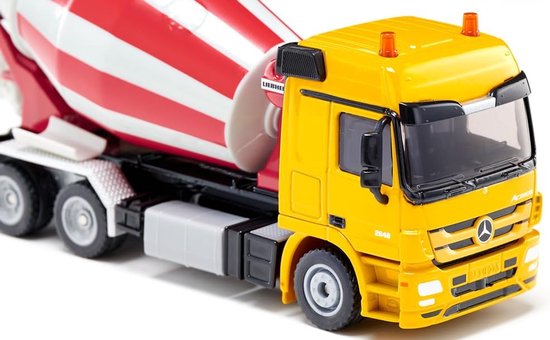 Gele vrachtwagen cabine met nummer 2648, met rode en witte betonmolen.
